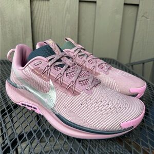 Nike women’s Pegasus Trail running/training shoes in size 11 made with Flywire